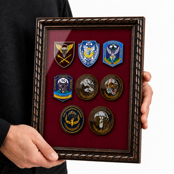 Кіот-вітрина для військових нагород 330&times;240 мм із бордовим ложементом &mdash; пам&rsquo;ятний подарунок військовому RK-330240-BG-03 фото